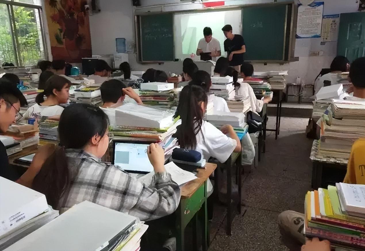 海口一考生高考900分，捂住屏幕不敢看成绩，“学霸”的日常是怎样的？（海南男生考出900分满分，家人激动欢呼，反复确认才相信是真的）-第11张图片-拓城游