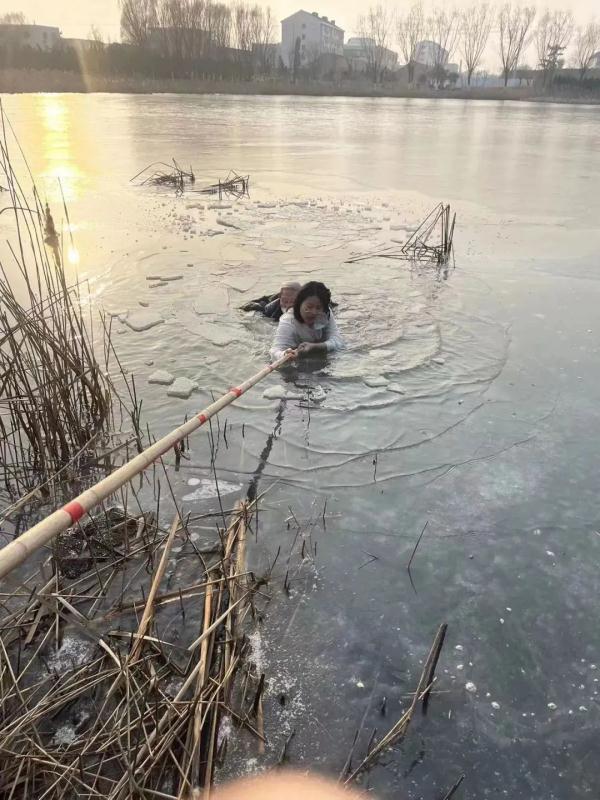 鱼灯寓言故事（新年第一天，这位90后姑娘不顾生理期，跳冰湖救老人）-第3张图片-拓城游