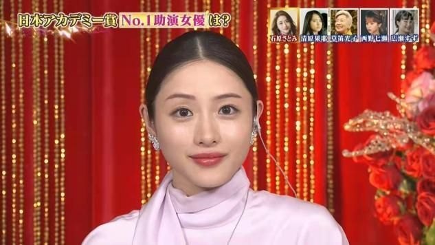 石原里美挺孕肚主持新节目，廓版风味的红毯造型引发关注-第5张图片-拓城游