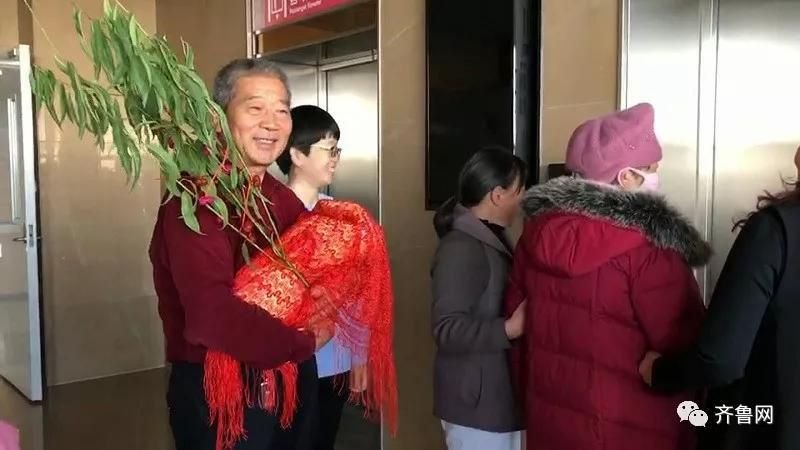 67岁产妇出院：“小天赐”从小到大婴儿用品全有赞助-感动人心的故事