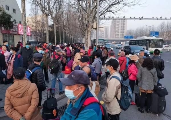 老年游客参加低价旅行团，购物占用时间，看破不说破是最高境界