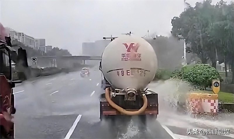 为什么下雨天洒水车还要洒水(洒水车在暴雨天继续作业:多此一举还是必要之举？)-第2张图片-拓城游